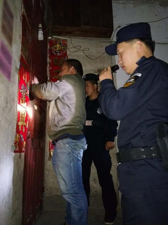 金昌粗心妈妈误将幼女锁家中 民警全城寻开锁师傅开门